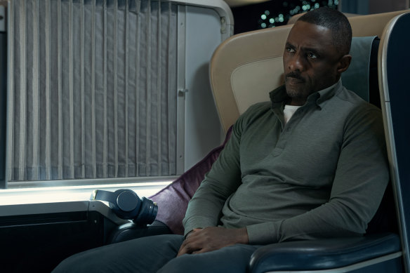 Idris Elba incarne un négociateur d'entreprise qui se retrouve à bord d'un avion détourné : tension d'horloge.