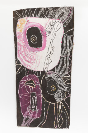 Baratjala (2020), par Mme N. Marawili, pigments de terre et toner d'impression recyclé sur écorce filandreuse.
