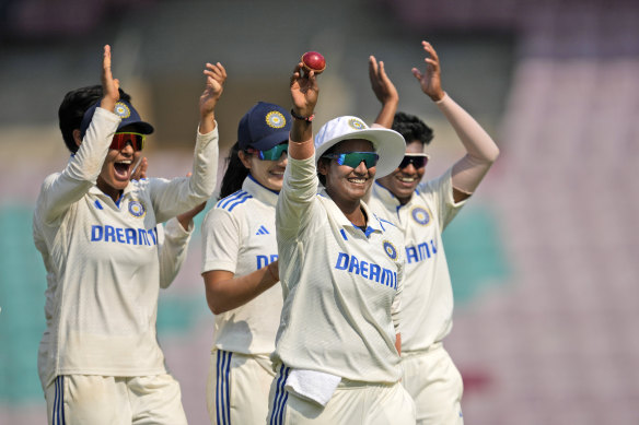 L'Indien Deepti Sharma célèbre après un parcours de cinq guichets contre l'Angleterre.