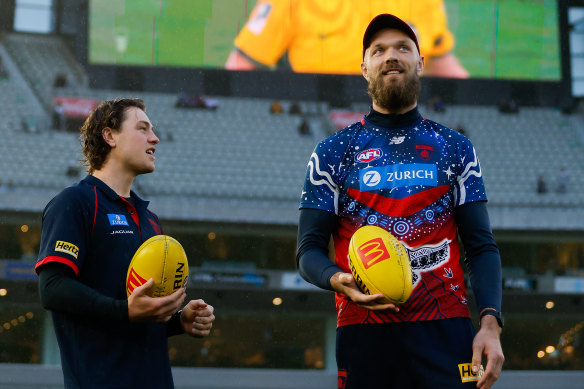 Sparrow a vécu avec Max Gawn pendant trois semaines après avoir été repêché.  Son respect pour le skipper est énorme.