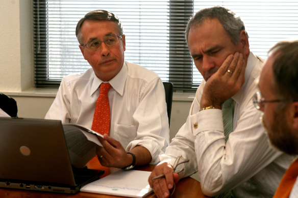 L'ancien trésorier Wayne Swan avec le directeur du Trésor de l'époque, Ken Henry.