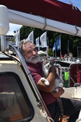 Bob Williams avec son chat Oli à bord du Sylph VI.