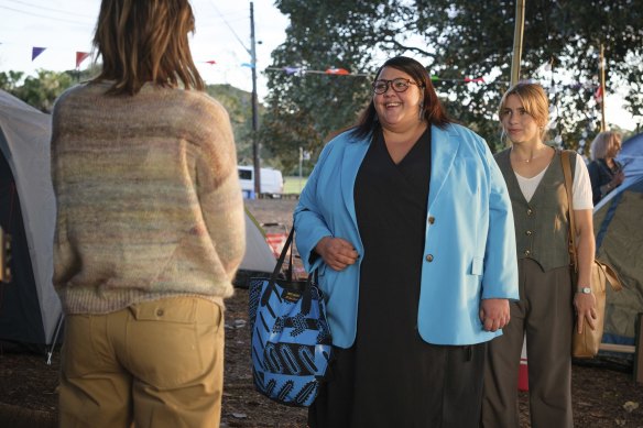 Steph Tisdell (au milieu) incarne une maire indépendante turquoise, Shauna Johnson, qui terrorise son nouvel employé, Oly (Nathalie Morris, à droite), dans la quatrième saison de Bump.  