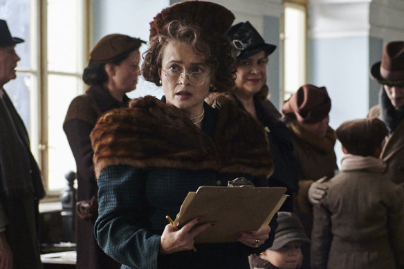 Helena Bonham Carter incarne Babi, la mère de Winton, qui a aidé les enfants à trouver un foyer en Grande-Bretagne.