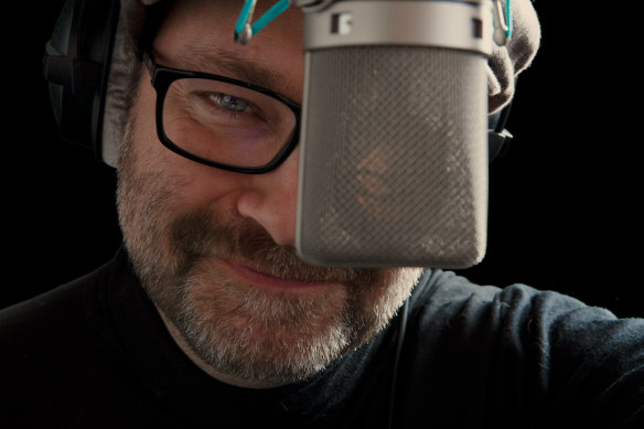 Narrateur Rupert Degas, qui enregistre des livres audio depuis son home studio de Paddington.