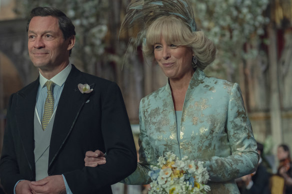 Le prince Charles (Dominic West) et Camilla Parker-Bowles (Olivia Williams) se marient dans le dernier épisode de The Crown.