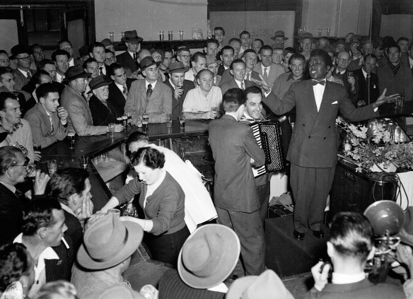 Nellie Small divertit la foule à l'hôtel Castlereagh le 20 août 1954.