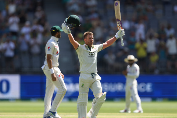 Exécuter la machine : David Warner fait la fête.
