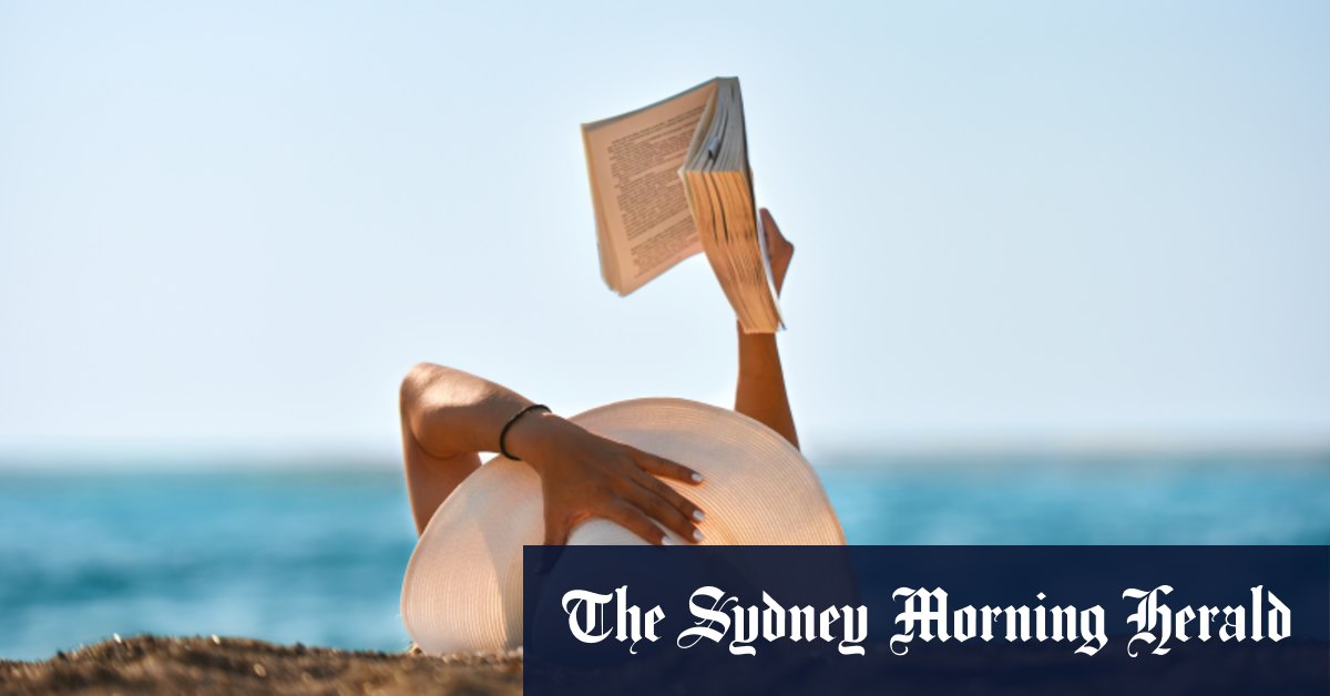 Bons livres à emporter en vacances par des auteurs tels que Curtis Sittenfeld, Chris Hammer, Shankari Chandran