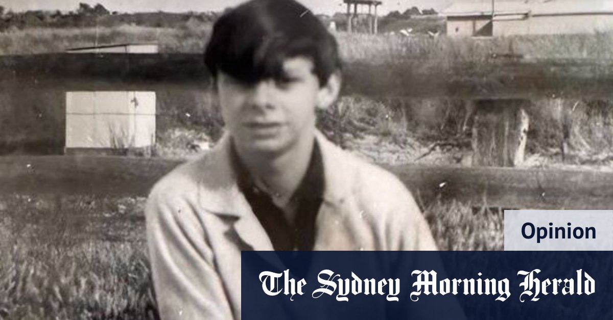 Tony Wright parle de son travail dans un hangar à laine en Australie rurale