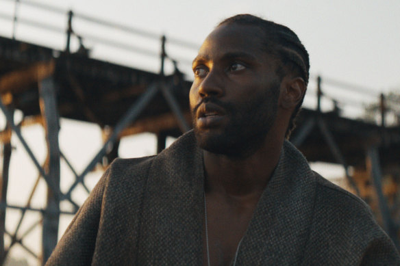 David Washington est un ancien membre des forces spéciales en fuite en Asie dans The Creator.