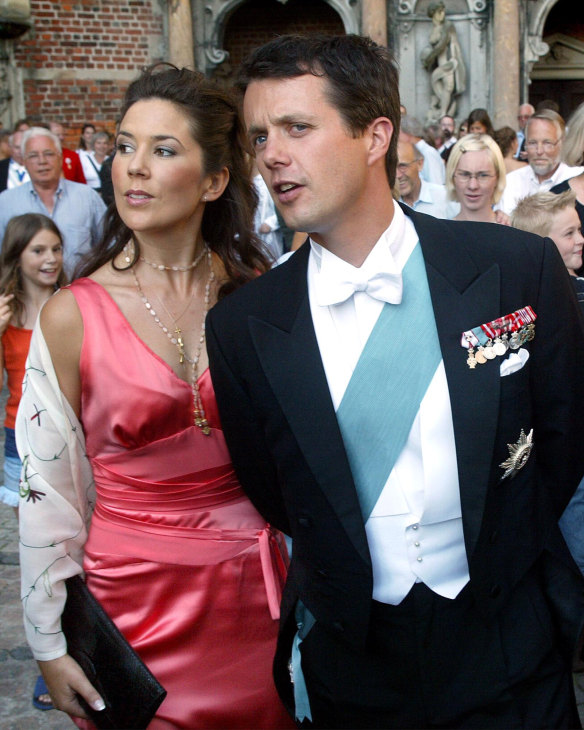Le prince héritier Frederik du Danemark et la princesse Mary dans les premières années de leur relation.