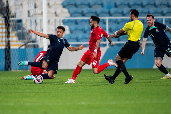 Samuel Silvera (à gauche), de l'Australie, s'attaque à un match amical contre Bahreïn.