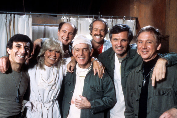 Le casting de M*A*S*H, de gauche à droite ;  Jamie Farr, Loretta Swit, David Ogden Stiers, Harry Morgan, Mike Farrell, Alan Alda, William Christopher.