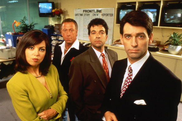 Jane Kennedy, Steve Bisley, Tiriel Mora et Rob Sitch dans l'émission ABC Frontline.