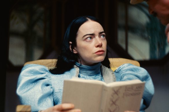 Emma Stone incarne Bella, une jeune femme ramenée à la vie dans Poor Things.