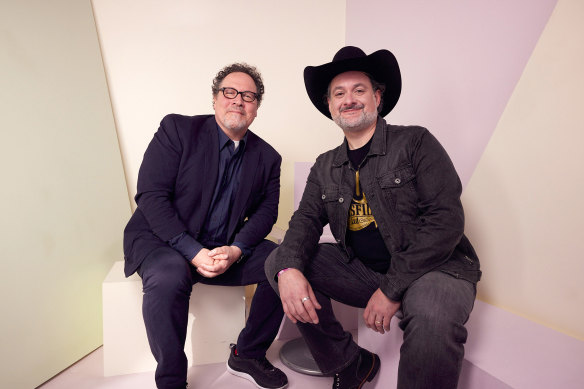 Les créateurs et showrunners mandaloriens Jon Favreau et David Filoni.