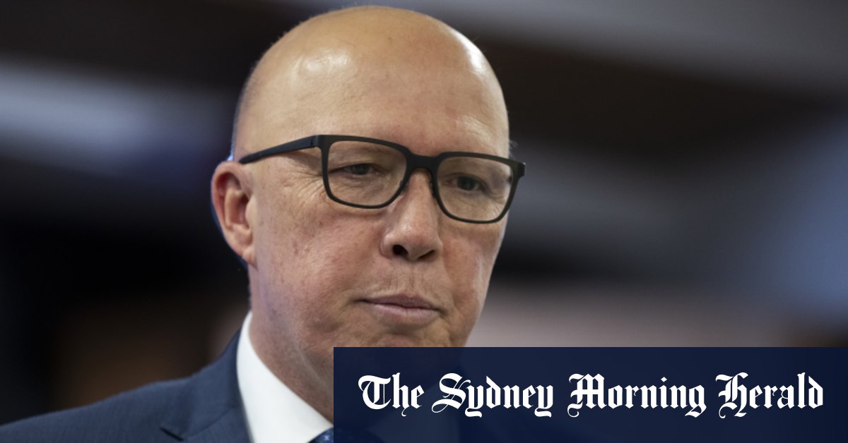 Peter Dutton appelle les consommateurs à boycotter Woolworths suite à sa décision de ne pas stocker les produits de l'Australia Day