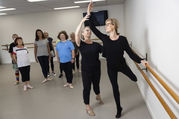 Rosemary Beagley, professeur de ballet Silver Swans, enseigne Kay Murphy au Théâtre de la Danse à Brighton. 