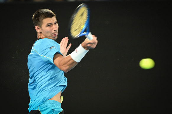 Alexei Popyrin joue un coup droit lors du match en simple du deuxième tour contre Novak Djokovic.