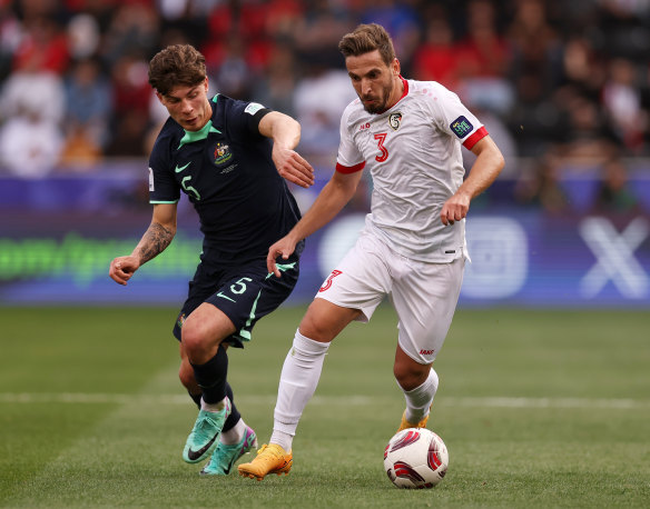 Moayad Ajan, de Syrie, se bat pour la possession avec Jordan Bos.