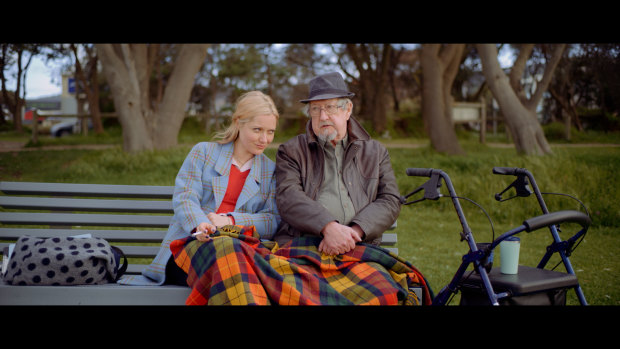 Georgina Haig joue aux côtés de Michael Caton dans le film qu'elle a réalisé et écrit, Ashes.