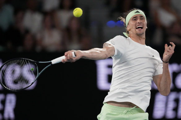 L'Allemand Alexander Zverev effectue un coup droit.