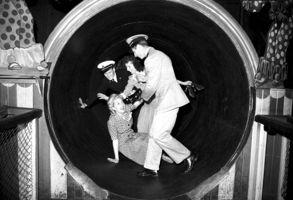 Visite aux cadets de la marine américaine dans le tonneau de plaisir au Luna Park de Sydney en 1944.