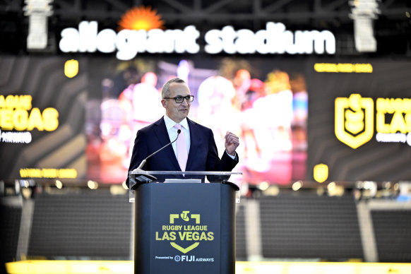 Le PDG de la LNR, Andrew Abdo, lance le programme double au stade Allegiant de Las Vegas.