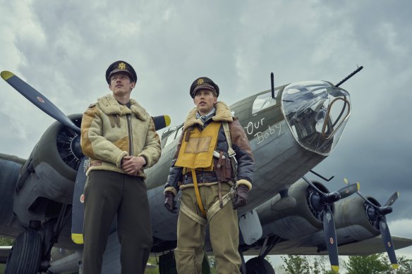 Austin Butler (à droite) et Callum Turner dans Masters of the Air.