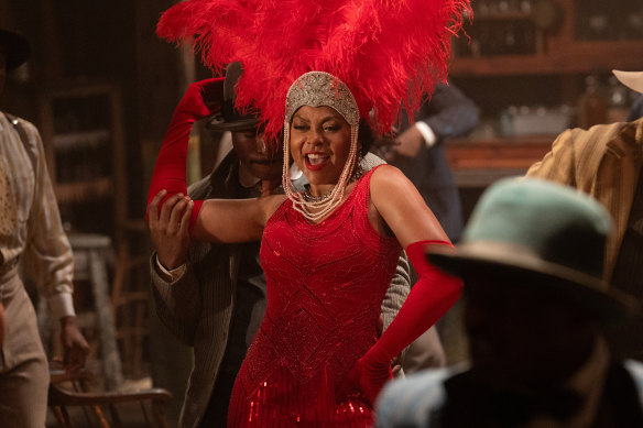 Taraji P. Henson incarne Shug Avery, une femme qui n'est prête à accepter les bêtises d'aucun homme.