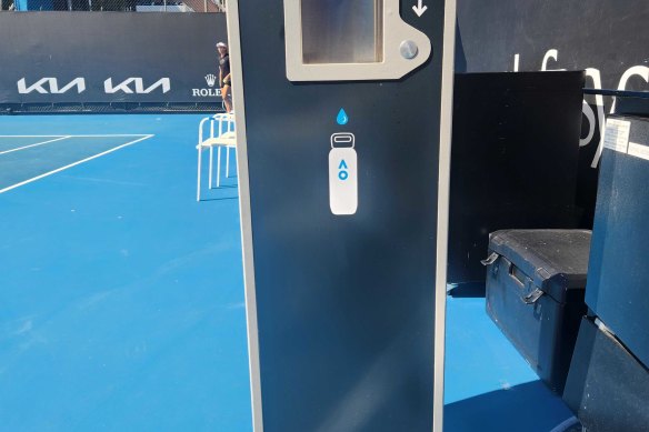 Faire le plein d'eau sur le court de l'Open d'Australie