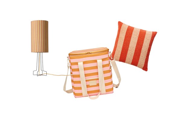 Pied de lampe et abat-jour ; Sac isotherme « Cool Base » ; Coussin « Boucle Stripe ».