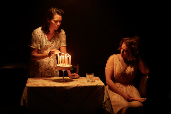 Catherine Van-Davies dans le rôle de Stella et Sheridan Harbridge dans le rôle de Blanche dans A Streetcar Named Desire du Old Fitz Theatre.