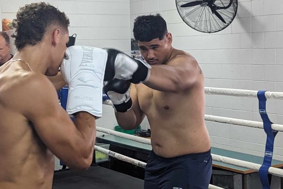 À l'entraînement, Leapai jnr a donné un coup de poing si puissant qu'il a fait tomber le coussin de la main de son entraîneur.