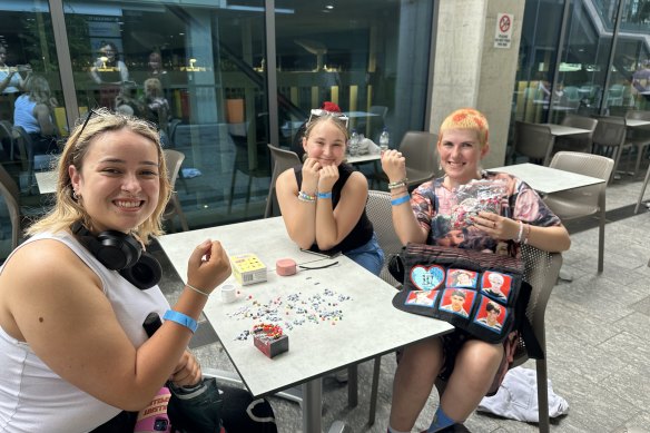 Madison Francis (au centre) et Bella Porter (à droite) ont toutes deux été déçues de leur expérience d'alignement. 