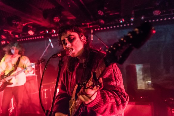 Karly Hartzman devant le groupe de Caroline du Nord mercredi.