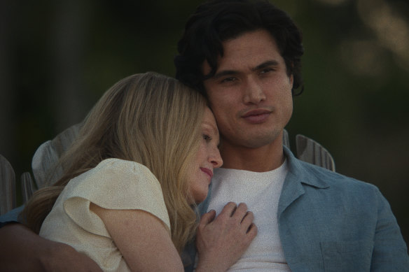 Julianne Moore dans le rôle de Gracie et Charles Melton dans le rôle de Joe en mai décembre.