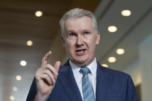 Le ministre des Arts, Tony Burke, a souligné que les écrivains australiens sont sous-financés.