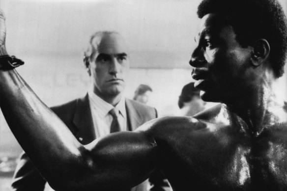 L'un des premiers rôles de Weathers était dans le film de blaxploitation « Action Jackson ». 