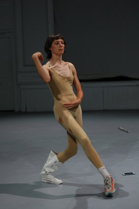 Rachael Wisby interprète Sybylla.