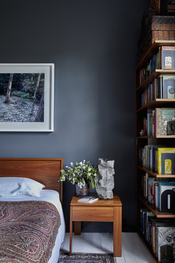 Le lit de Planet est doté d'une housse antique brodée à la main en provenance d'Inde. La photographie est de Rosemary Laing et la lampe en maille est d'Astrid Huwald.