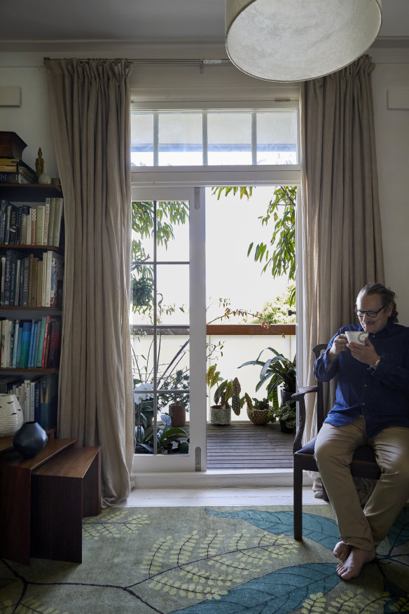 Longmuir est assis sur une chaise en acajou du XVIIIe siècle à côté des portes-fenêtres ouvrant sur son balcon. «J'adore les hauts plafonds et la vue sur le quartier de Paddington.»