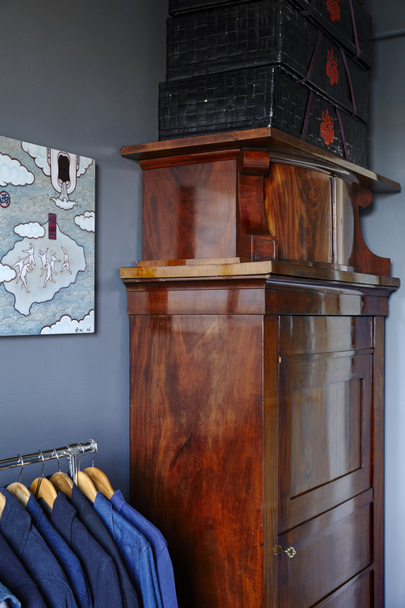 Longmuir a utilisé une armoire allemande en acajou Biedermeier et des boîtes de mariage en laque du Japon comme solutions de rangement astucieuses.