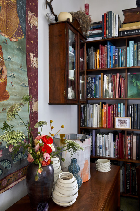 Dans l'espace de vie, une console en bois contient diverses œuvres en céramique australienne de Szlvia György, Kate Jones et Nicole Lister, entre autres.