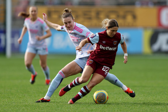 Katrina Gorry, photographiée ici en train d'échapper à Vivienne Miedema d'Arsenal, s'avère être l'un des achats WSL de l'année.