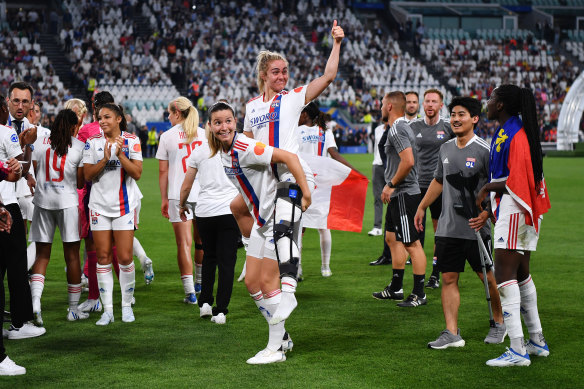 Ellie Carpenter est aidée lors des célébrations d'après-match par son coéquipier Damaris Egurrola après que le défenseur australien s'est rompu le LCA lors de la finale de la Ligue des champions contre Barcelone en 2022.