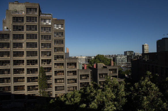 Le bâtiment Sirius vu en octobre 2021 avant d'être assaini et transformé en copropriétés de luxe.