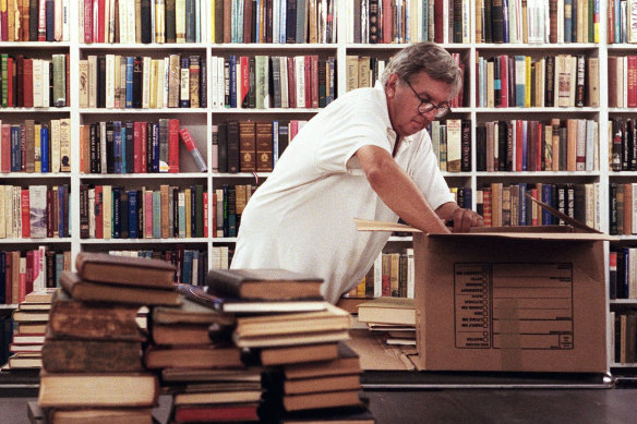 Larry McMurtry décharge des livres dans sa boutique d'Archer City.