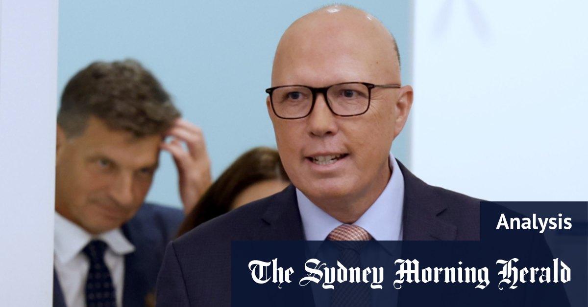 Le chef de l'opposition Peter Dutton est tout sourire après que l'ancien Premier ministre Malcolm Turnbull l'ait décrit comme un « voyou » dans le documentaire ABC Nemesis.